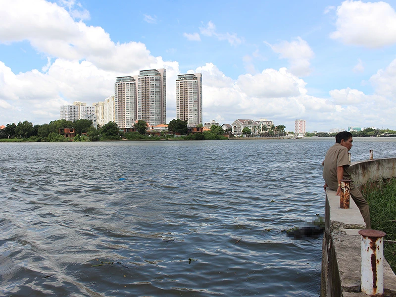 Người dân đang đi câu cá trên sông Sài Gòn thì tá hỏa phát hiện thi thể nam thanh niên đang phân hủy